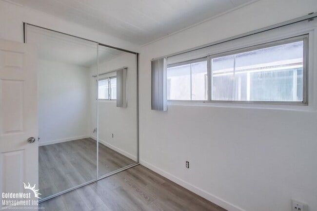 Building Photo - Modern 3Bdm 1Ba Duplex Home in Desirable Point Loma Heights Neighborhood!