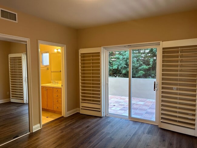 Building Photo - Amazing 3 story free standing contemporary house with terrific ocean views in Playa Del Rey