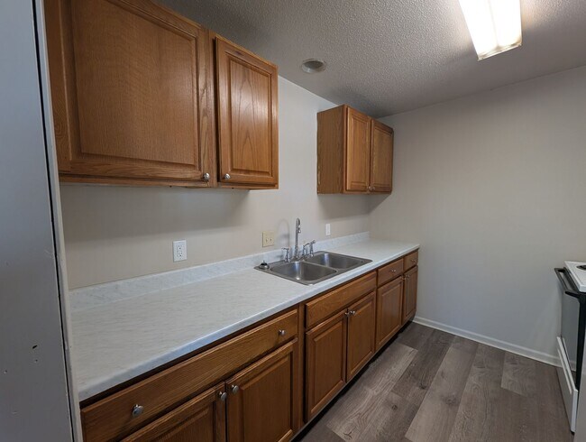 Building Photo - Upstairs 2 Bedroom Apartment