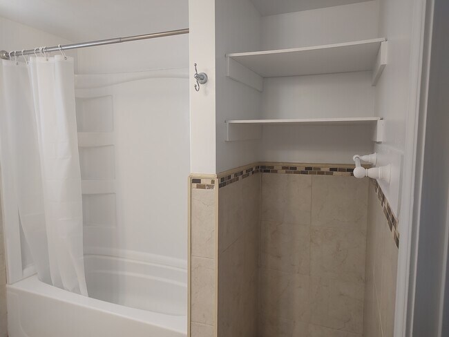Bathtub and storage nook - 4011 Bandy Rd