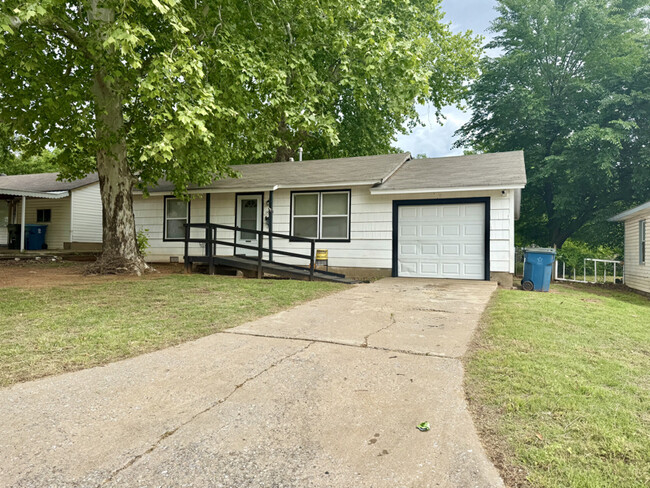 Primary Photo - 1008 Locust Dr