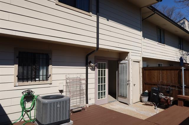 Building Photo - 6646 E Lovers Ln