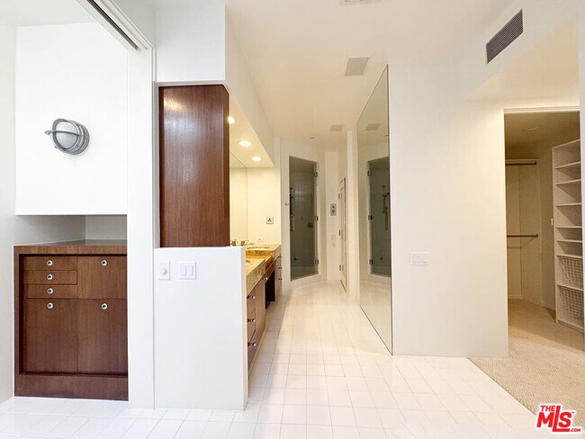 Building Photo - 3505 Ocean Front Walk