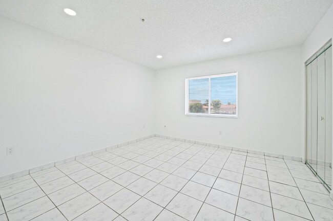 Building Photo - Newly Renovated 2 bed and 3 bath Townhome ...