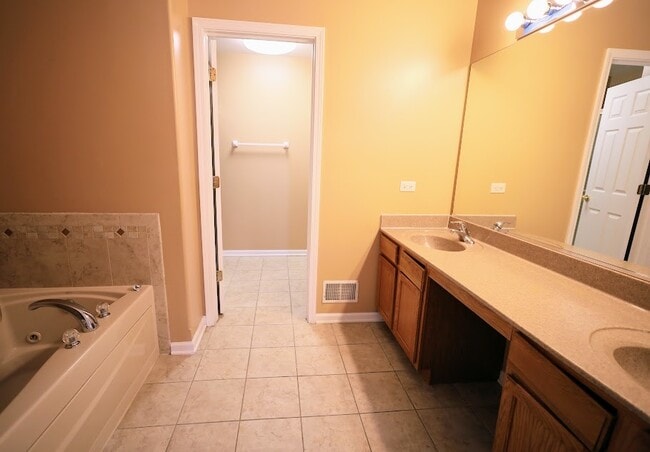 Building Photo - 771 S Sienna Dr