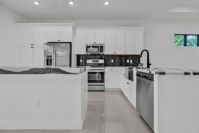 Building Photo - 5501 Santa Rosa Ln