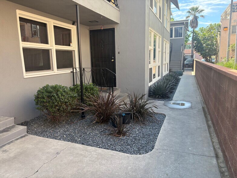 Building Photo - 933 E 1st St