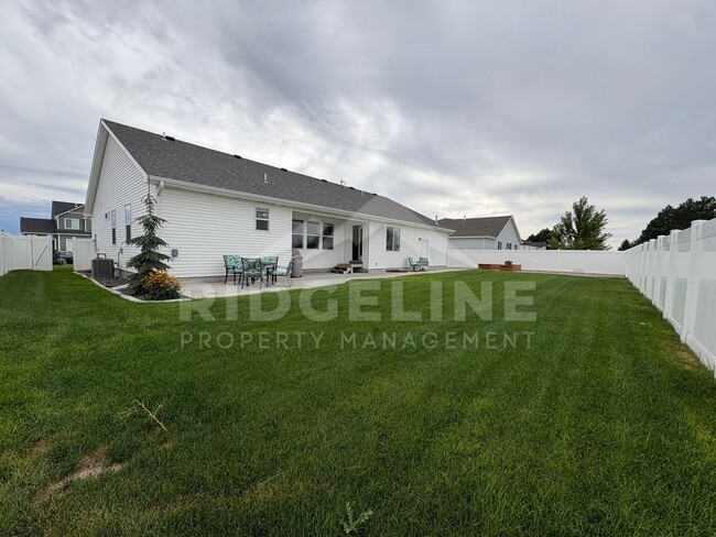 Building Photo - 806 E 1475 N