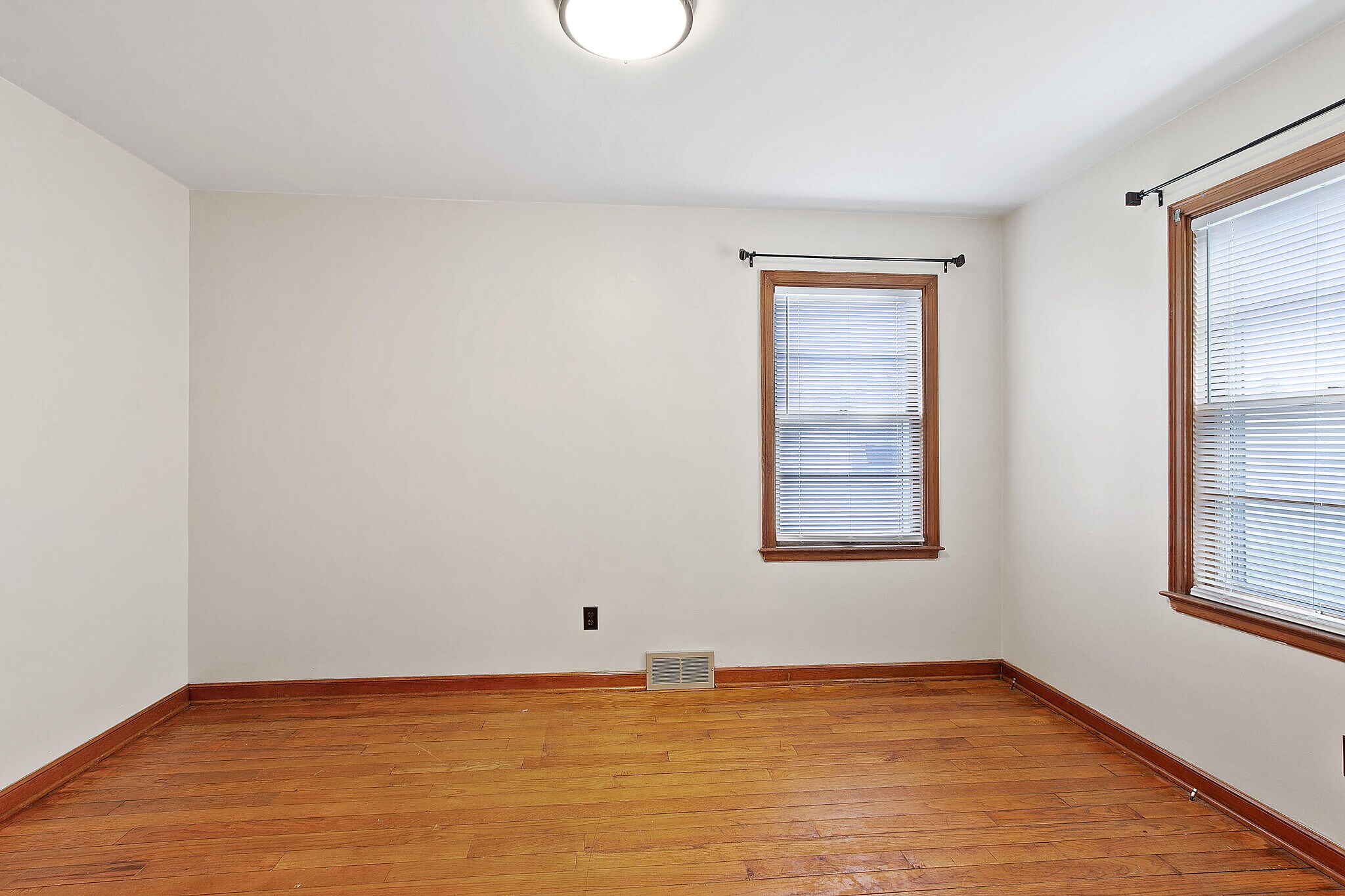 Building Photo - 556 E Church St