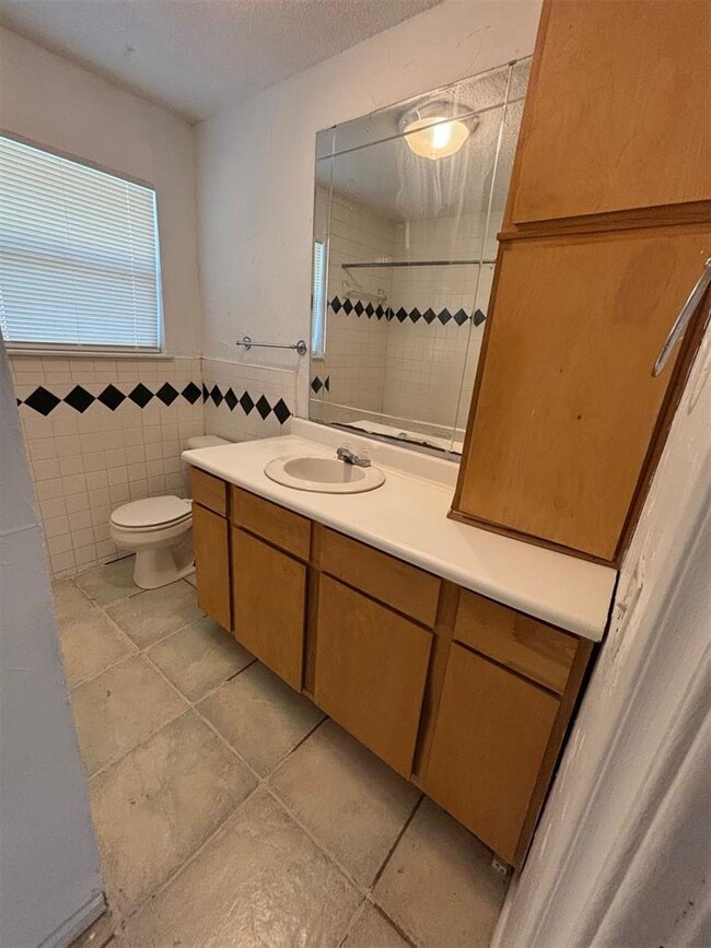 Building Photo - 744 N Markwell Ave