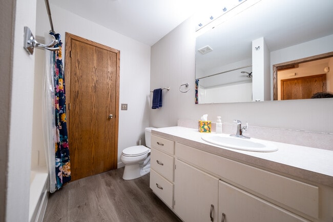 Building Photo - 1410 Juneau Ln N