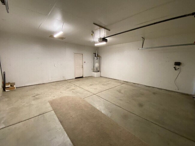 Building Photo - 2643 W Oakridge Ave