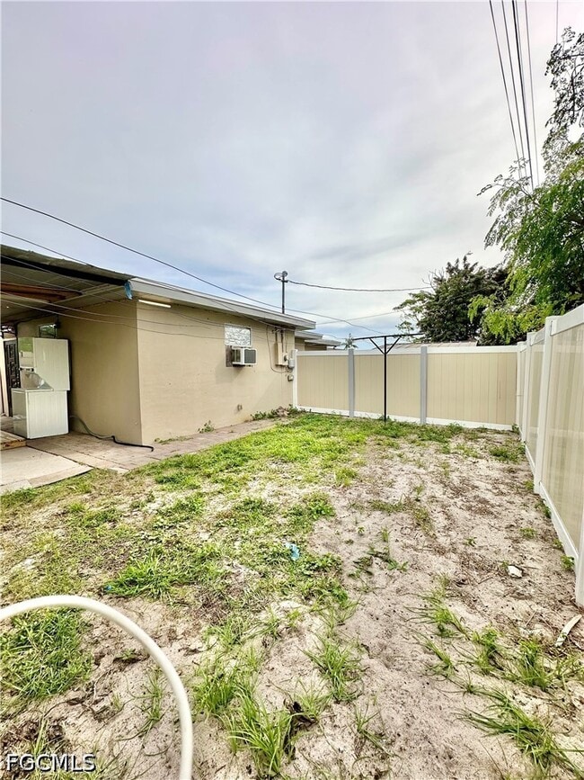 Building Photo - 907 Laredo Ave