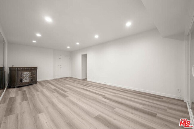 Building Photo - 423 Rexford Dr