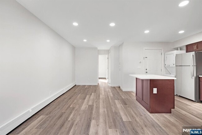 Building Photo - 561 Broad St