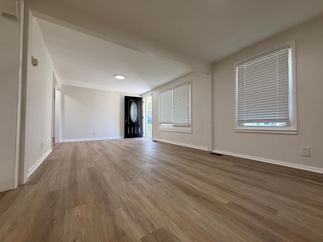 Building Photo - Remodeled 3BD/ 2Bath