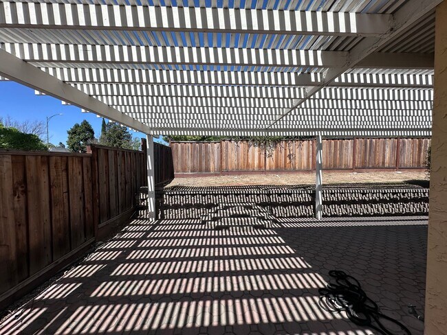 Building Photo - THIS is YOUR home, stunning 4/2 w/ AC, near Foothills