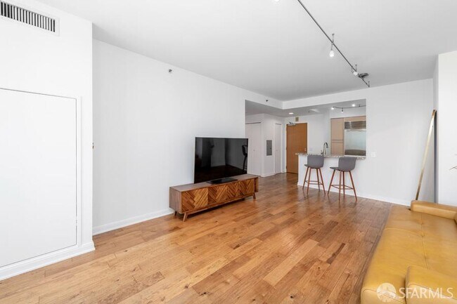 Building Photo - 425 1st St
