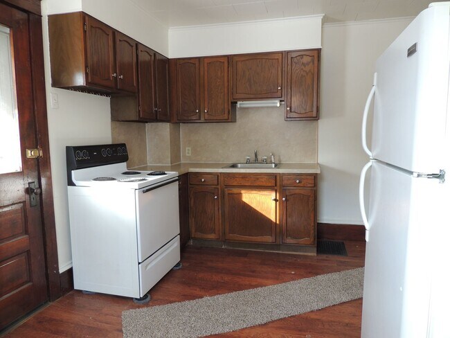 Building Photo - 3 Bedroom Townhouse in Pleasant Gap