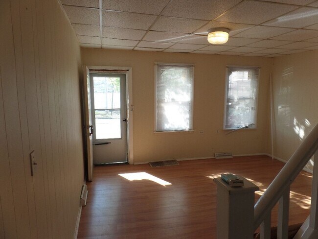 Building Photo - 2 Bedroom House w/ washer and dryer hook up