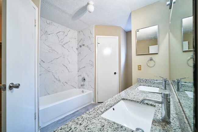 Building Photo - 10235 Gulfstream Ln