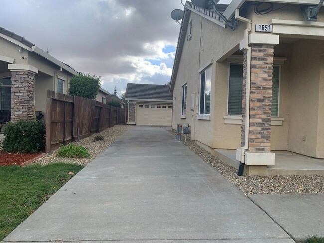 Building Photo - Peterson Ranch Home