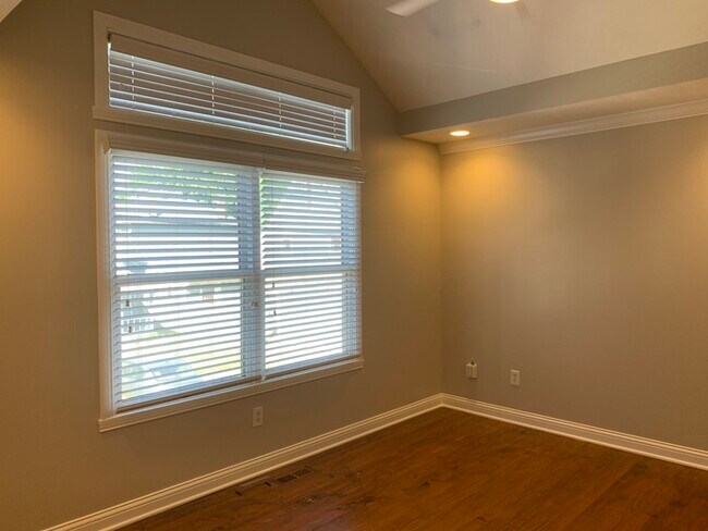 Building Photo - Awesome Carriage House in Chatham Arch!