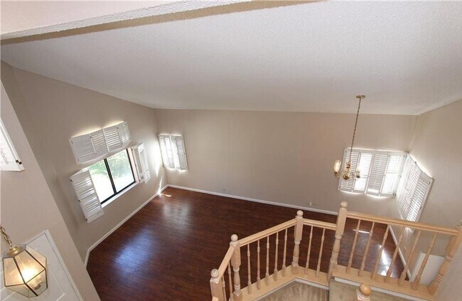 Building Photo - Gorgeous & Open Floor Plan House 4.Bed+3.Bath with Solar System AVAILABLE