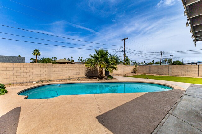 Building Photo - 1310 W Romo Jones St