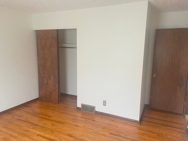 Building Photo - 6225 Willowcrest Dr