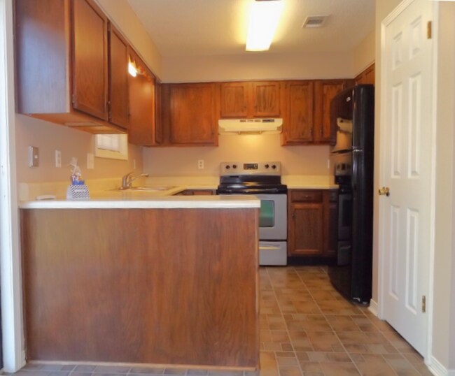 Building Photo - -Bed, 1.5-Bath Duplex in Bellview with Garage, Indoor Laundry, and Private Fenced Backyard