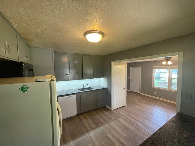 Building Photo - 403 E 2nd St