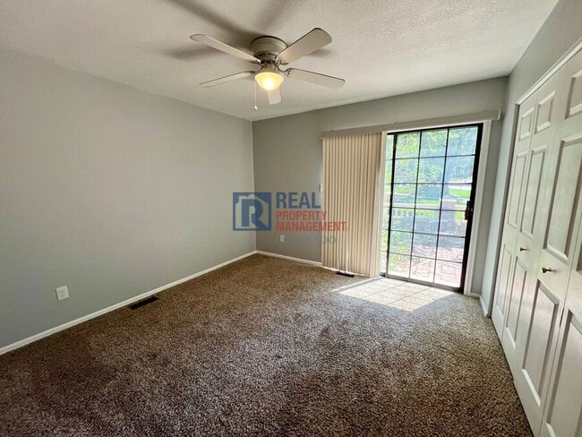 Building Photo - 715 Crown Point Dr