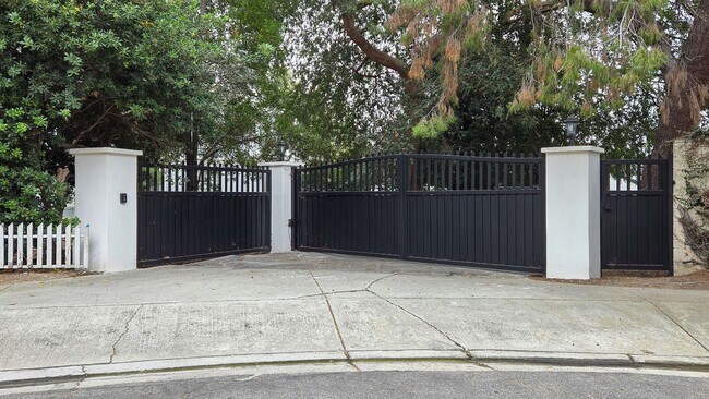 Building Photo - Beautifully Remodeled Detached 2 Bed 1 Bath Home with yard and pet friendly!