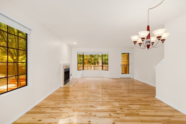 Building Photo - 3BD 2BA Townhouse - 1 Car Detached Garage