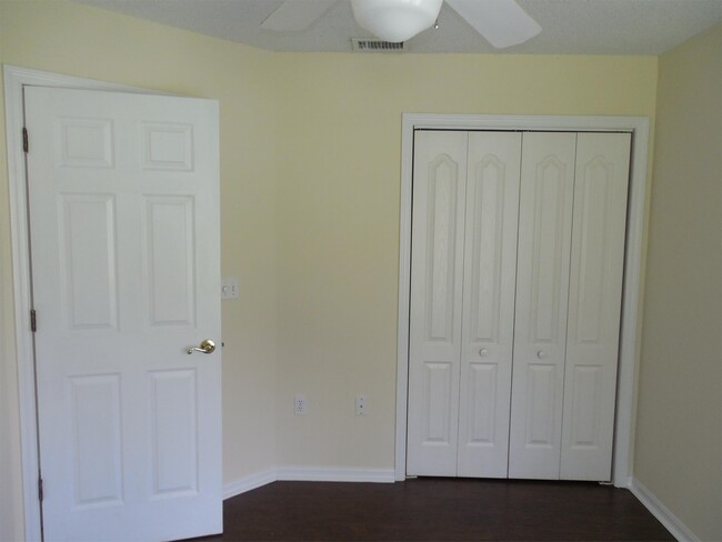 Building Photo - 5592 W Woodside Dr