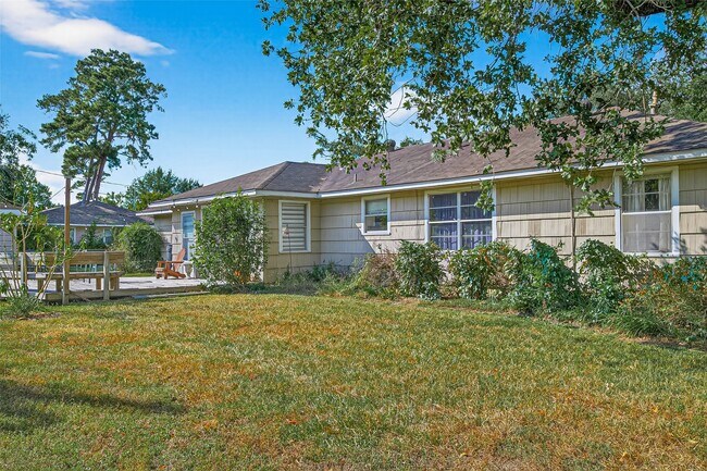 Building Photo - 10005 Hazelhurst Dr