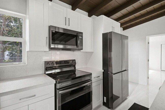 Building Photo - 1530 NW 18th Ct