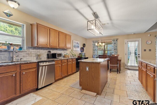 Building Photo - 308 Willow Rd