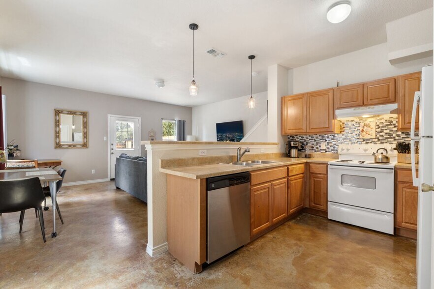 Building Photo - 7807 Kingsbury Wood