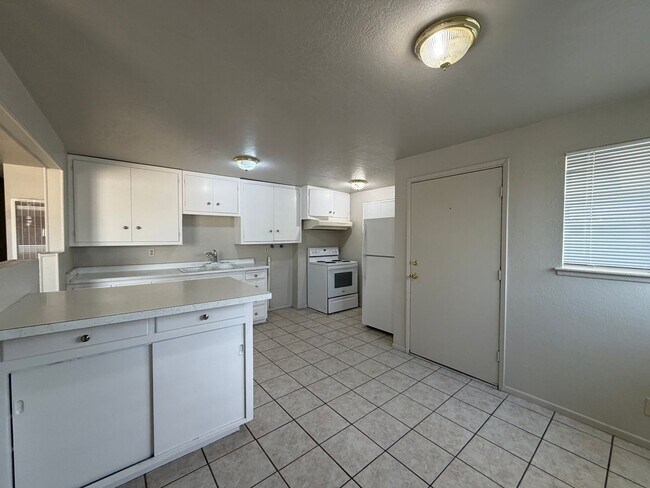 Building Photo - 1020 Taos Dr