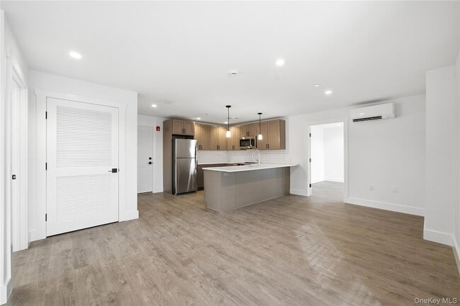 Building Photo - 180 Deer Park Ave