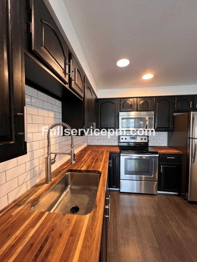 Building Photo - Stylish and Updated Newport Crest Condo