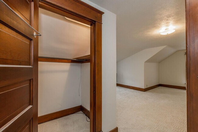 Building Photo - Charming Home - Close to Fort Riley