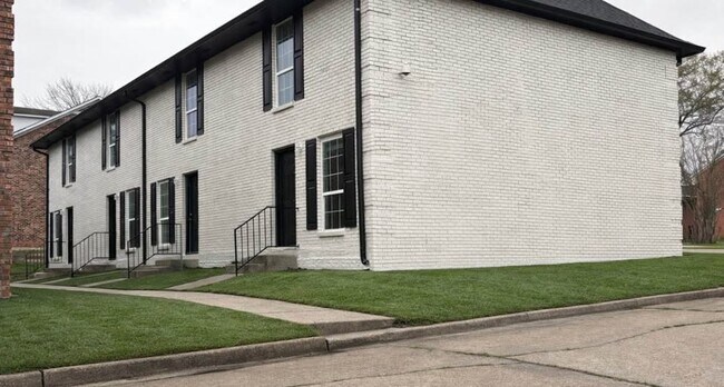 Building Photo - Newly Renovated 2 Bedroom 1.5 Bath