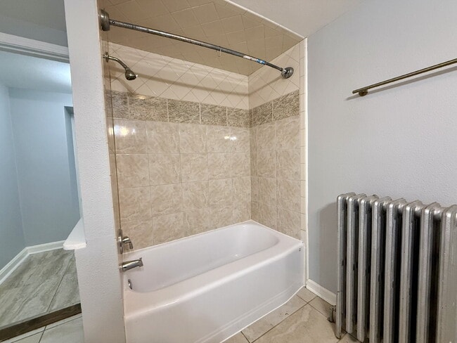 Building Photo - Large 2 bedroom, 1 bath for rent.