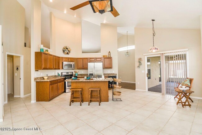 Building Photo - 2091 Lionel Dr