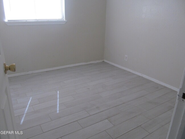 Building Photo - 253 Jensen Ave