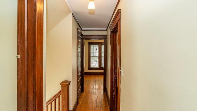 Building Photo - 823 Dewey Ave