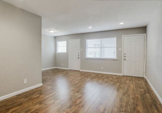 Building Photo - 950 Live Oak St